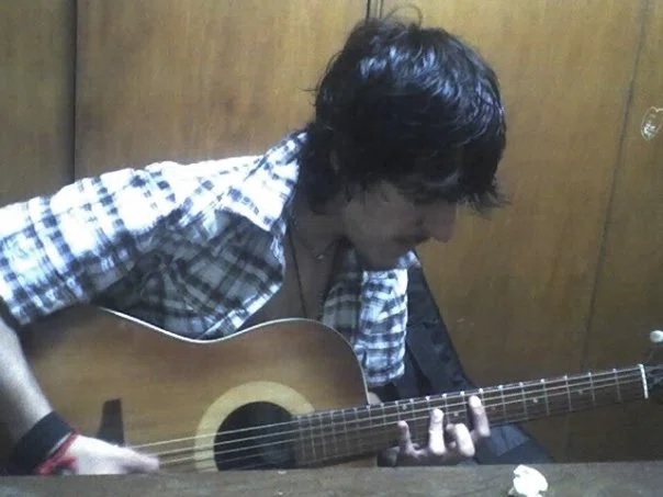 Iki playing guitar 2007